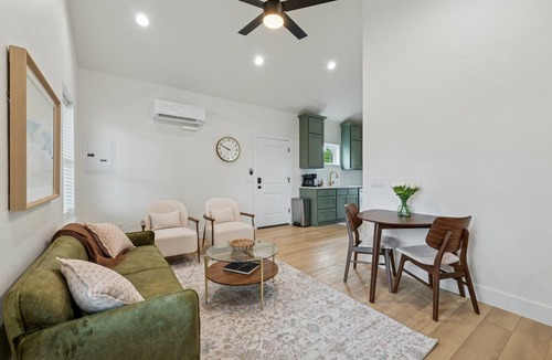 Edmond House | Cozy and Modern 1-bedroom house in Edmond