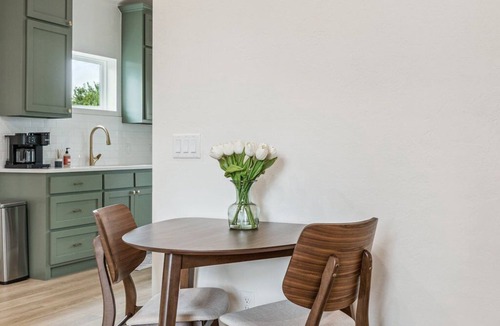 Edmond House | Cozy and Modern 1-bedroom house in Edmond