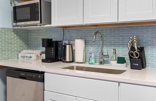 Cedar Crest Apartment | cozy and modern 1BR apartment (15 steps)