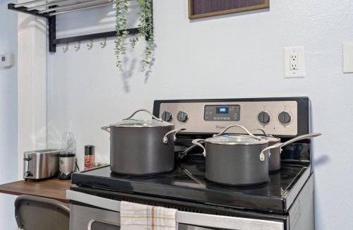 Cedar Crest Apartment | cozy and modern 1BR apartment (15 steps)