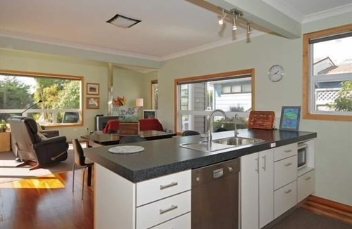 Waikanae House | Cozy and modern holiday pad