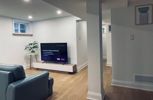Wexford House | Cozy and Modern Place Near Local Attractionsn