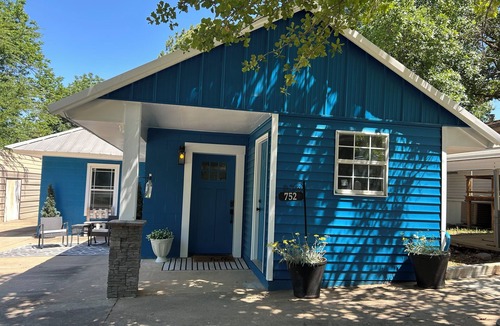 Longtown Cottage | Cozy and Modern Waterfront Cottage