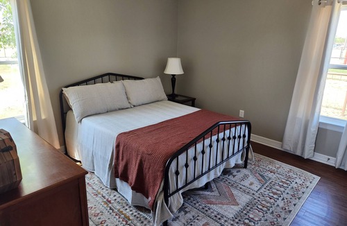Ponder House | Cozy and peaceful small town guesthouse in quiet neighborhood close to Denton!n