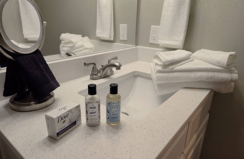 Ponder House | Cozy and peaceful small town guesthouse in quiet neighborhood close to Denton!n