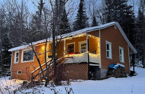 Lac Superieur Village Ski Chalet | Cozy and private 3 bedroom cottage access to lake