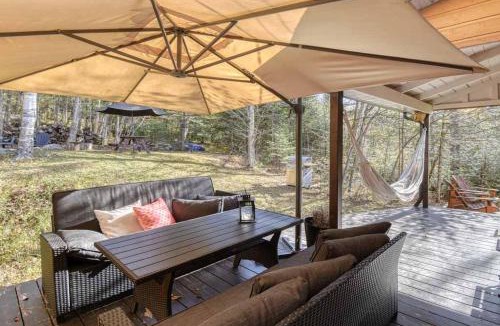 Lac Superieur Village Ski Chalet | Cozy and private 3 bedroom cottage access to lake