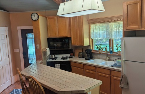 Rowland Cabin | Cozy and private cabin getaway with fireplace