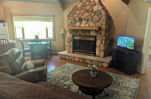 Rowland Cabin | Cozy and private cabin getaway with fireplace