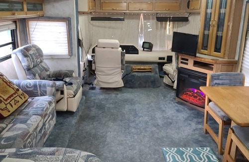 Keizer House | Cozy and private with electric fireplace