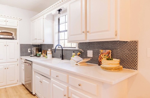 Stillwater House | Cozy and quaint 3-bedroom Cottage with Views and Near campus
