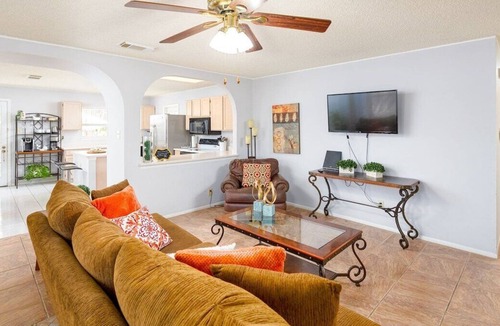 Wetmore House | Cozy and Quaint Abode Near La Cantera/Rim
