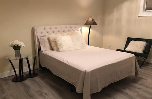 Signal Hill House | Cozy and Quiet Room with Private Bathroom