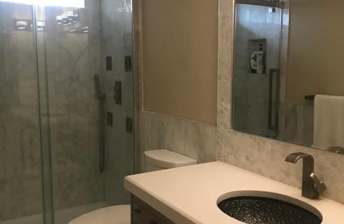 Signal Hill House | Cozy and Quiet Room with Private Bathroom