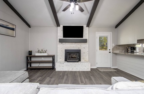 Benton House | Cozy and Serene 3 Bed 3 Bath in Great Area Close to Everything