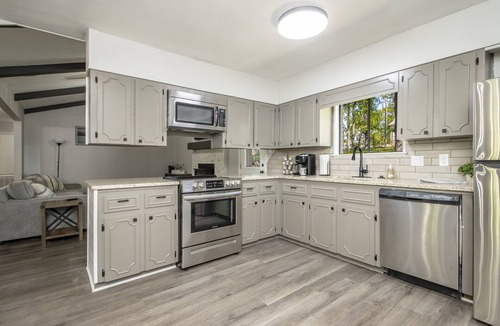 Benton House | Cozy and Serene 3 Bed 3 Bath in Great Area Close to Everything