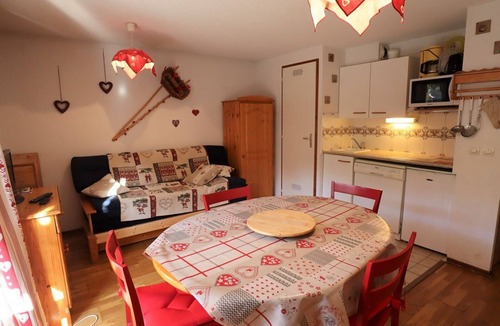 Areches Apartment | Cozy and Spacious 33m² Apartment for 6 with Pool and Balcony in Beaufort