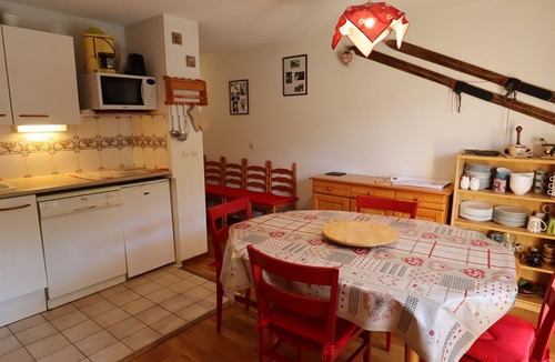 Areches Apartment | Cozy and Spacious 33m² Apartment for 6 with Pool and Balcony in Beaufort