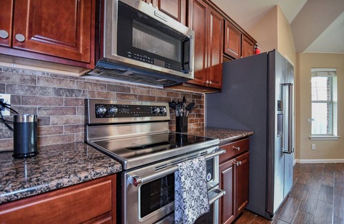Roanoke House | Cozy and Spacious 4-bedroom house in a small vibrant town.