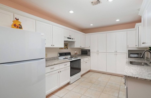 Vance Jackson House | Cozy and Spacious Home at Gated Community.