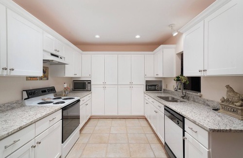 Vance Jackson House | Cozy and Spacious Home at Gated Community.