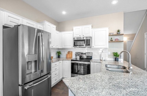 Bentonville House | Cozy and Stylish 3 Bedroom, 2.5 Bath Sleeps 6