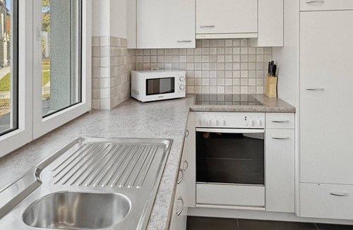 Hirslanden Apartment | Cozy and sunny 2BR flat in the city centre (Sky10)