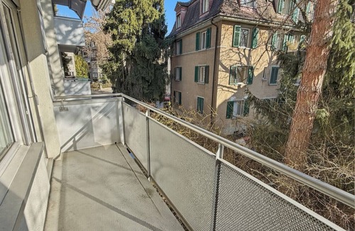 Hirslanden Apartment | Cozy and sunny 2BR flat in the city centre (Sky10)