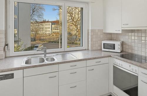 Hirslanden Apartment | Cozy and sunny 2BR flat in the city centre - Sky10