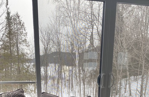 Val-des-Monts Ski Chalet | Cozy and Tranquil Chalet on Lac Macgregor - Unwind and Enjoy the Good Life