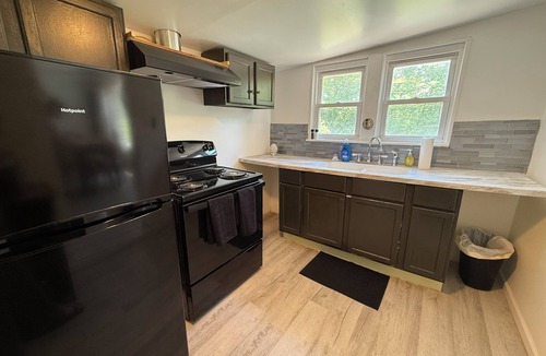 Anna House | Cozy and Updated Farmhouse with King Suite