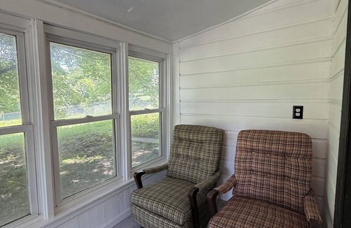 Anna House | Cozy and Updated Farmhouse with King Suite