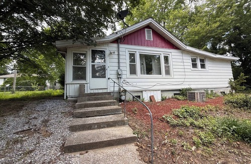 Anna House | Cozy and Updated Farmhouse with King Suite