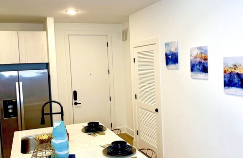 Cumberland Apartment | Cozy and Vibrant Get Away