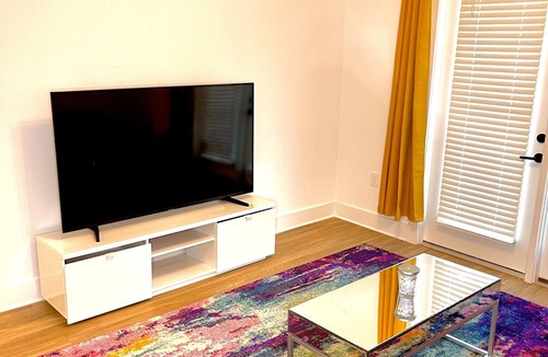 Cumberland Apartment | Cozy and Vibrant Get Away