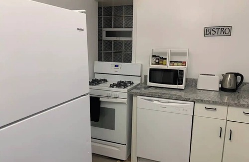 Edgewater Apartment | Cozy Andersonville Unit