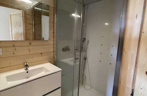 Saint-Jacques-des-Blats Apartment | Cozy apartment sleeps 6, ski access, parking