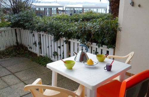 Balaruc-les-Bains Apartment | Cozy apartment with terrace and pets allowed in Balaruc-les-Bains