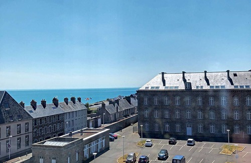 Granville Apartment | Cozy apartment, 200m beach, private parking, WiFi