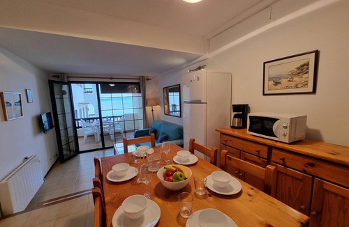 Pedrinya Apartment | Cozy apartment 50m from the beach with terrace
