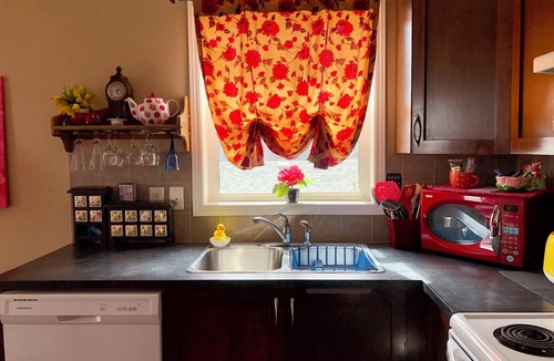 McKenzie Towne Apartment | Cozy Apartment Above Garage in Calgary SE