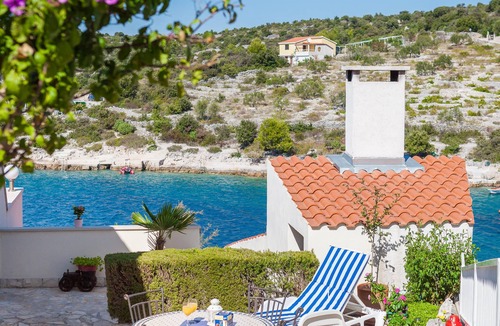 Dvornica Apartment | Cozy apartment Bose 2+2 only 5 metres from the beach special discount -30%!