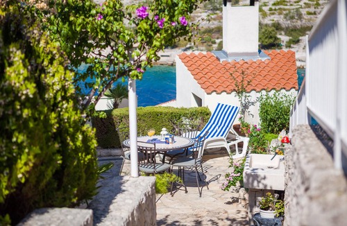 Dvornica Apartment | Cozy apartment Bose 2+2 only 5 metres from the beach special discount -30%!