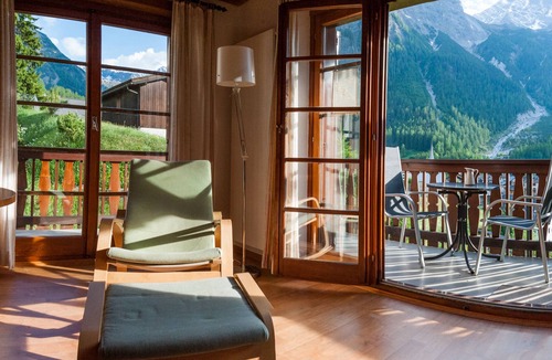 Berguen Apartment | Cozy apartment in Bergün, Graubünden with a fantastic view