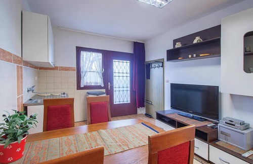 Pomer Apartment | Cozy apartment in Valtursko Polje with WiFi