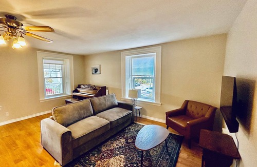 Hamilton Apartment | Cozy apartment in century building