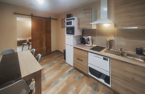 Saint-Chinian Apartment | Cozy apartment in Saint Chinian with WiFi