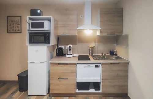 Saint-Chinian Apartment | Cozy apartment in Saint Chinian with WiFi