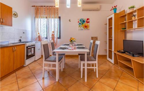 Sisan Apartment | Cozy Apartment In Liznjan With Wifi