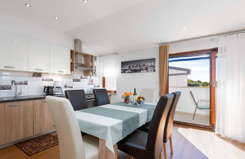 Nova Vas Apartment | Cozy apartment in Porec with WiFi